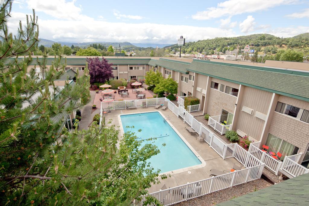 Windmill Inn Of Roseburg Exterior photo